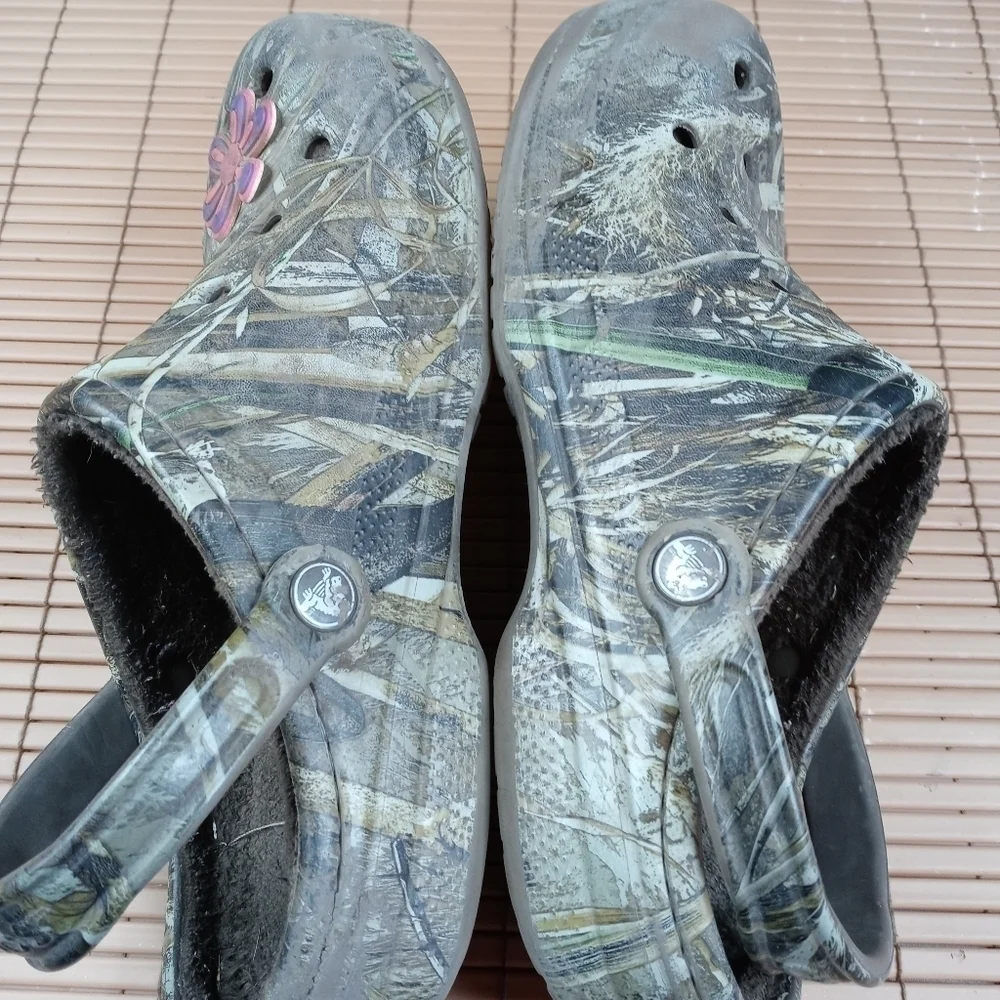 Crocs men's Camo winter lined clogs. Men's sz 8. Women's sz 10. 219pm